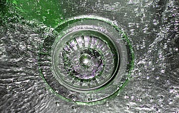 Grønt vand i vandhanen